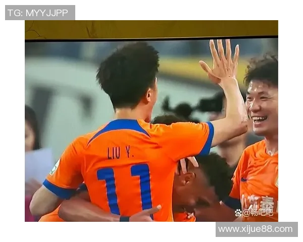 足球明星在绿茵场上挥洒汗水展现风采与激情的精彩瞬间