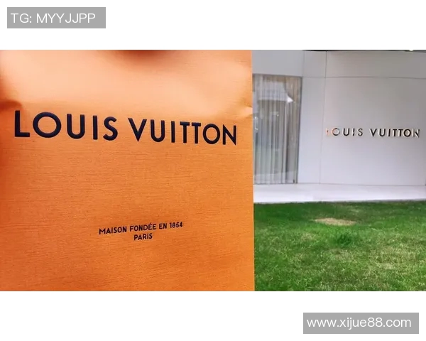 足球明星携手LV包展现时尚魅力引领潮流风向标